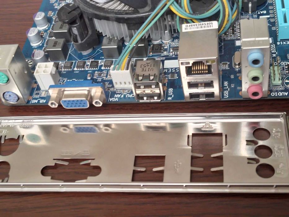 Дъно Gigabyte GA-H61M-DS2 с Intel Pentium G620 + охладител + 4GB DDR3