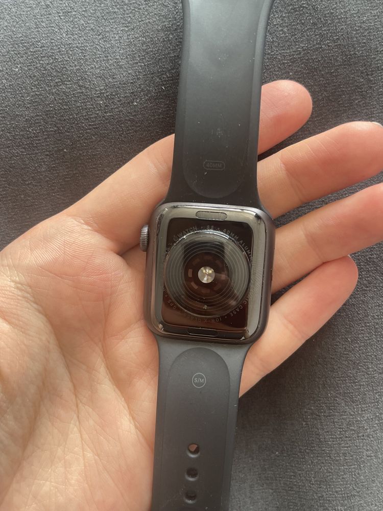 Продам Apple Watch SE