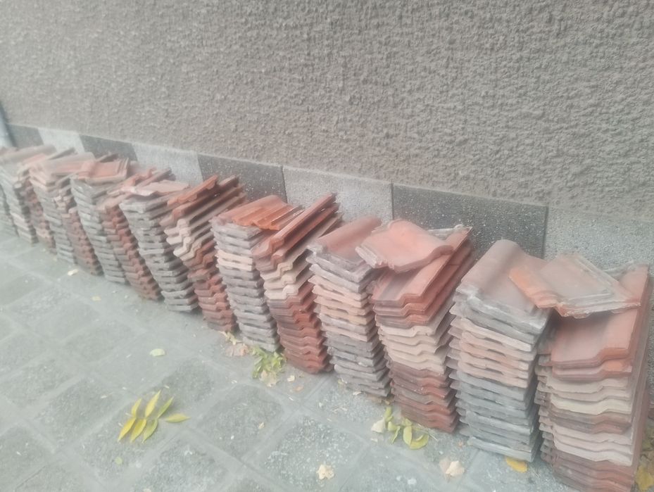 Продавам 300 броя керемиди