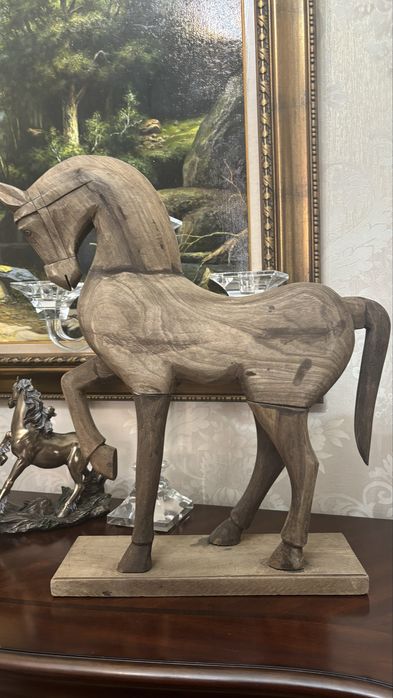 Vând sculpturi din lemn.