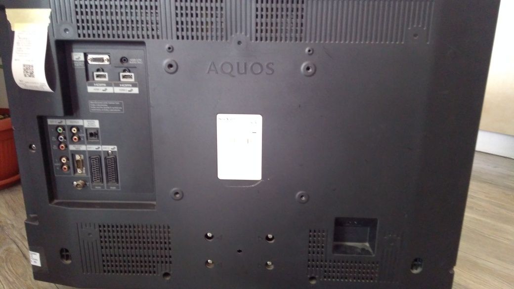 Продавам телевизор SHARP AQUOS 32 инча LCD