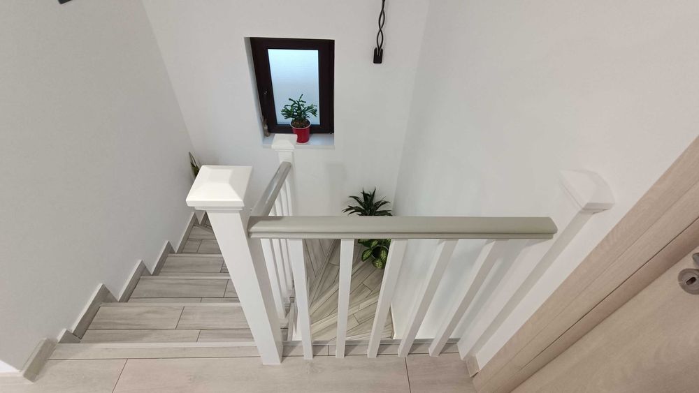 Balustrada alba cu mana curenta gri - din lemn masiv