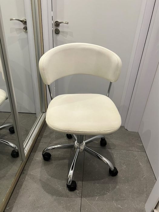 Бял Офис стол.