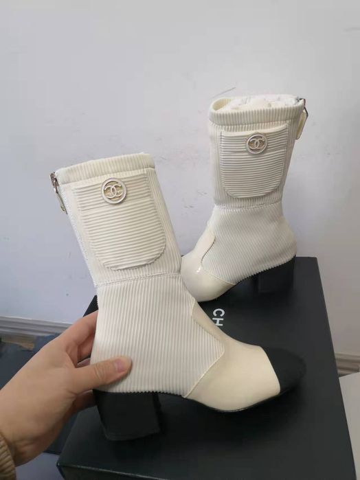 Cizme elegante C.H.A.N.E.L-Reducere la jumătate de preț!