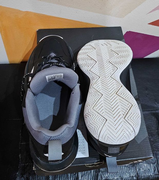 Унисекс маратонки  Адидас-нови с етикет и кутия.