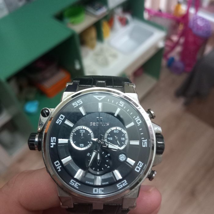 Швейцарски часовник Seculus