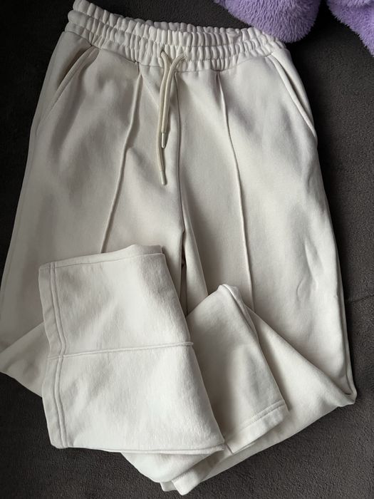 Бежов панталон с плюшена мека материя М размер