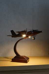 Настольный светильник в виде самолета