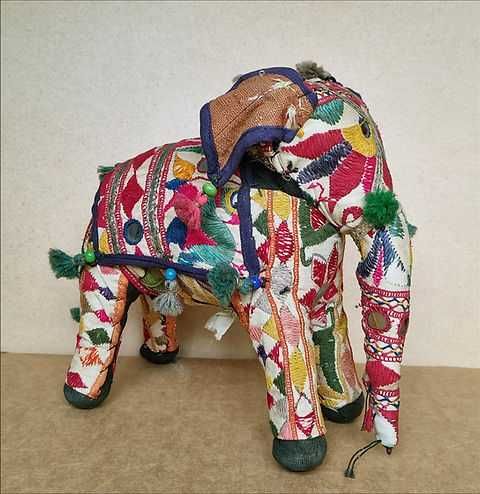 Elefant decorativ din lemn,material textil, India, a 2a jum. a sec. XX