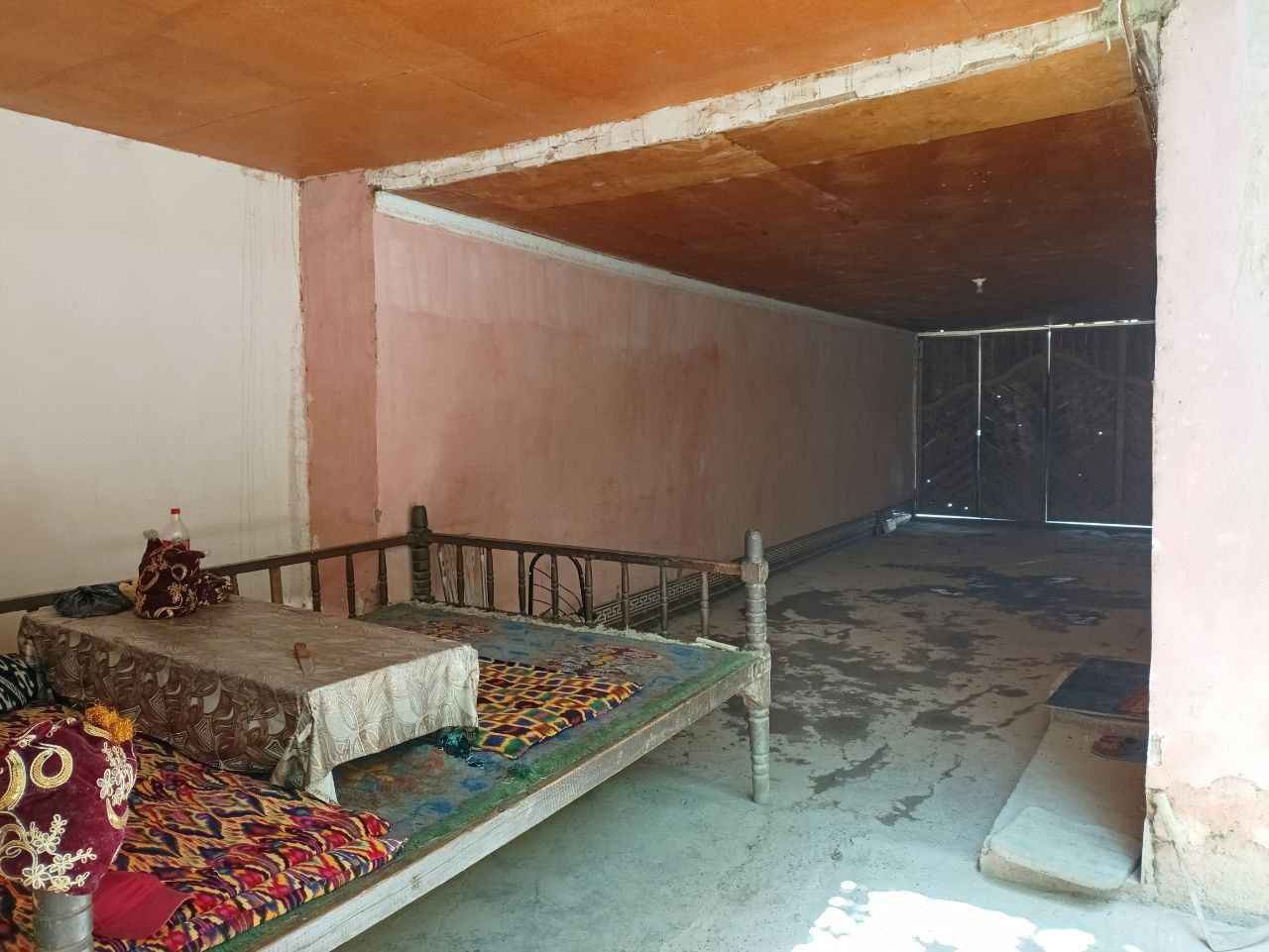 Hovli sotiladi 6 sotix kvartra moshin barter bor