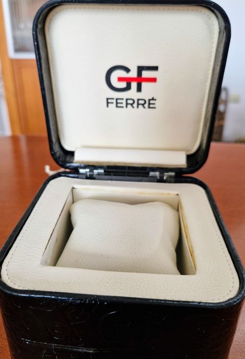 Дамски елегантен часовник GF FERRE