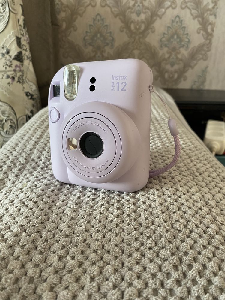 Instax mini 12 розового цвета