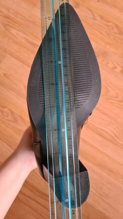 Черни боти на ток