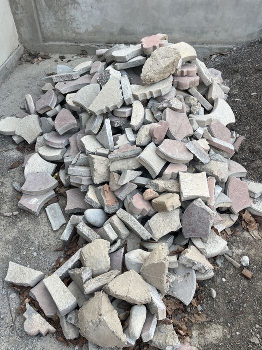 Отдам даром камни и остатки брусчатки