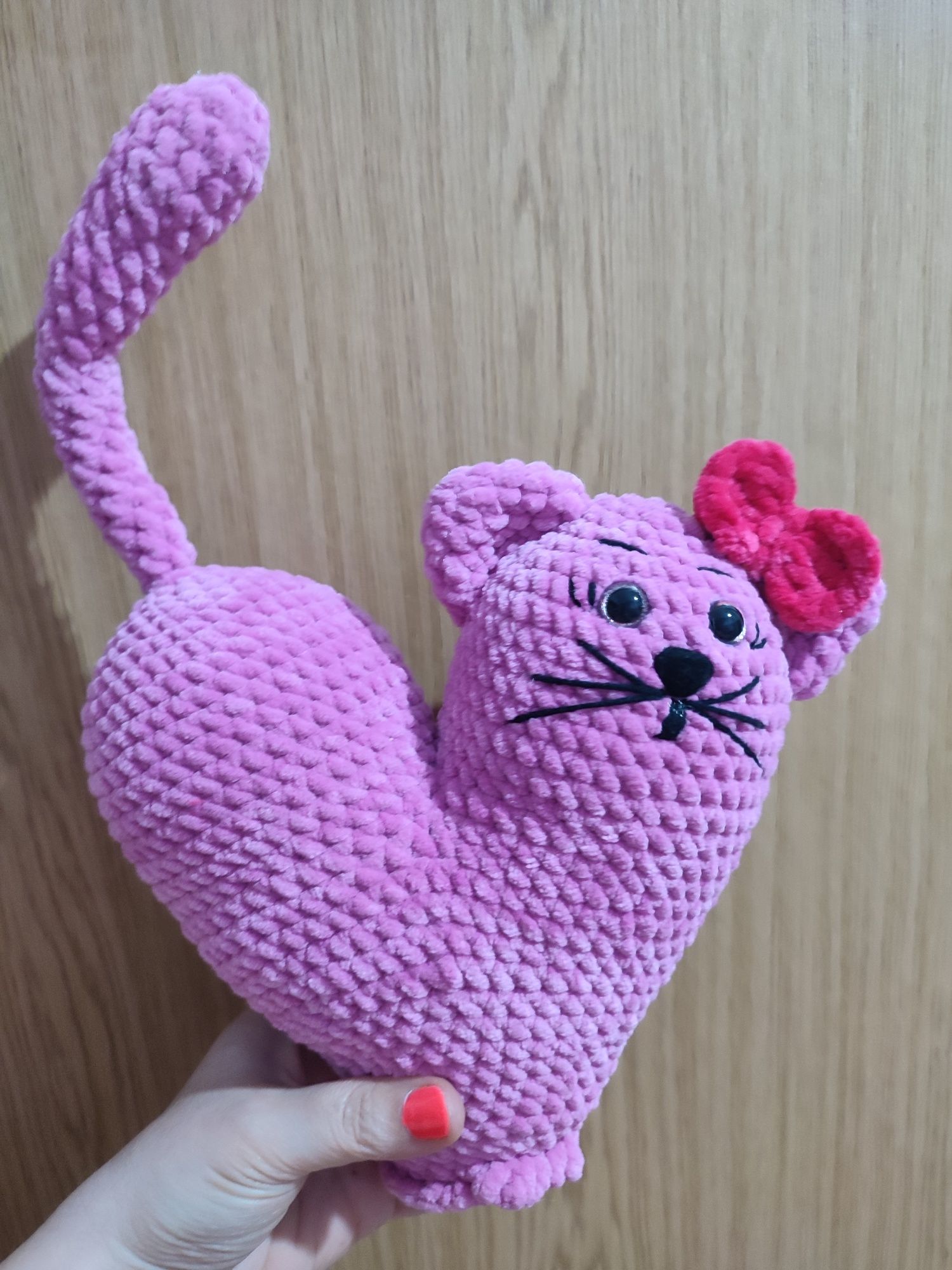 Плюшени играчки за малко дете.Плетени играчки