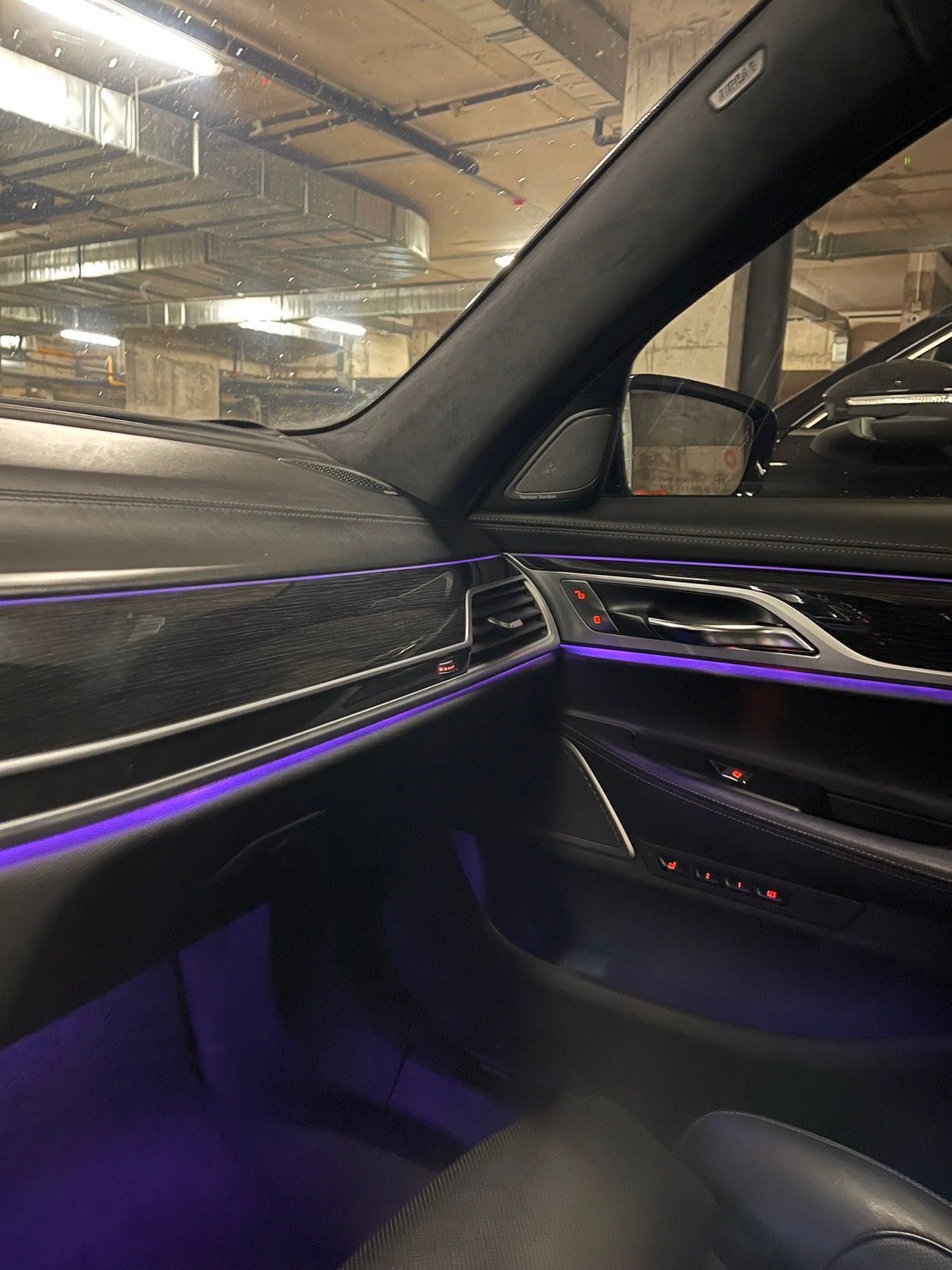 BMW750i Black Sapphire * xDrive* w/Performance spo