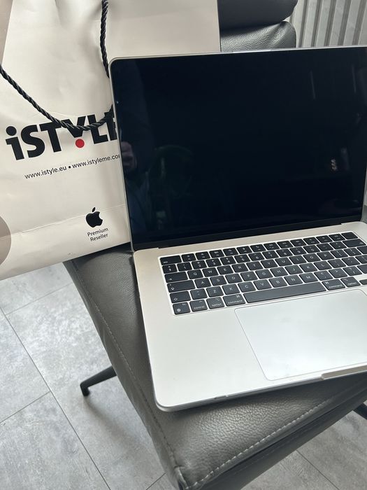 Apple MacBook air Starlight 15.3 inch M2 chip
