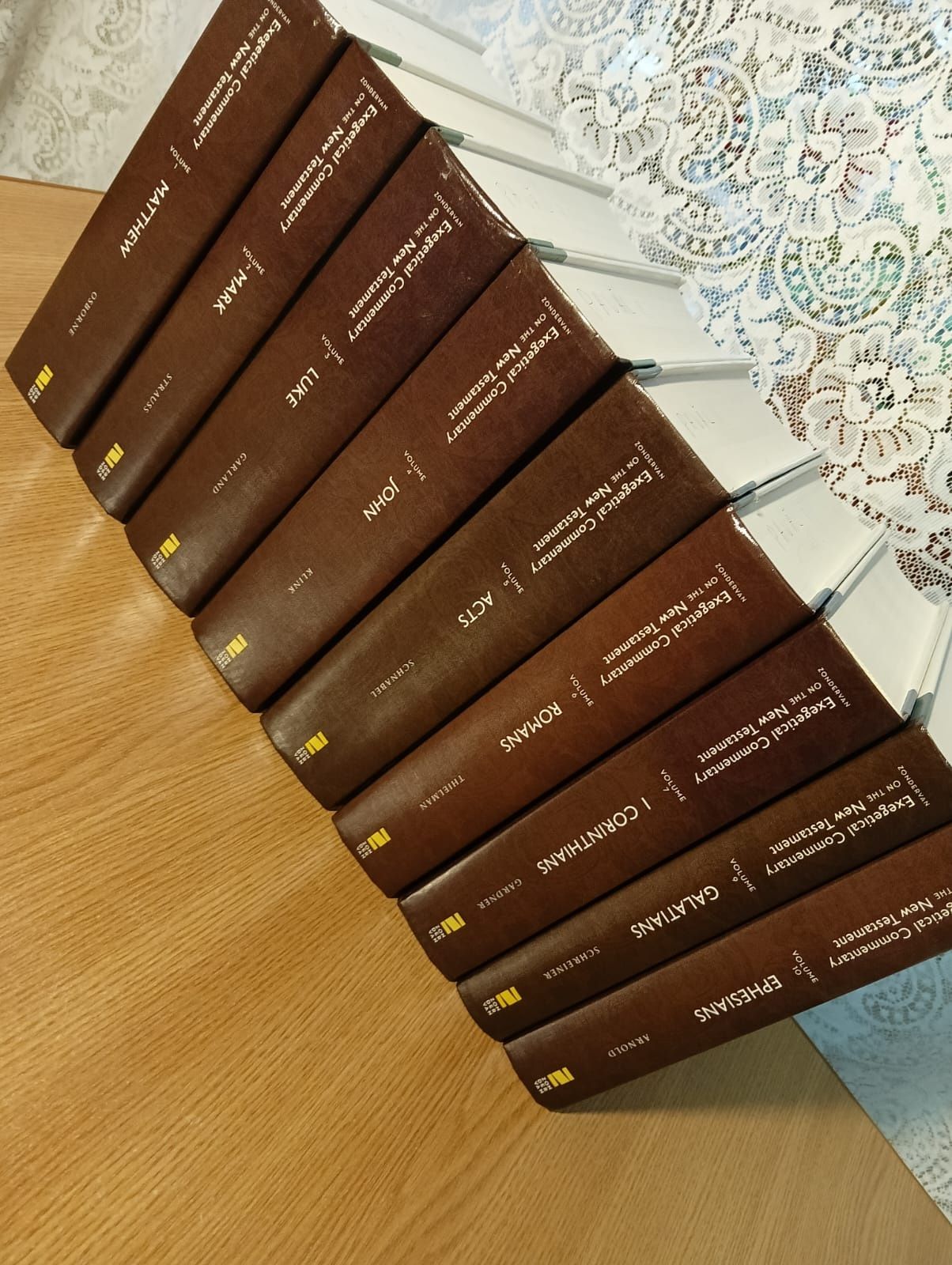 Pachet de 9 comentarii exegetice Zondervan engleză
