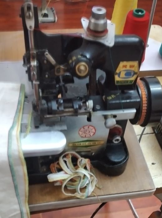 Продаётся оверлок в отличном состоянии.