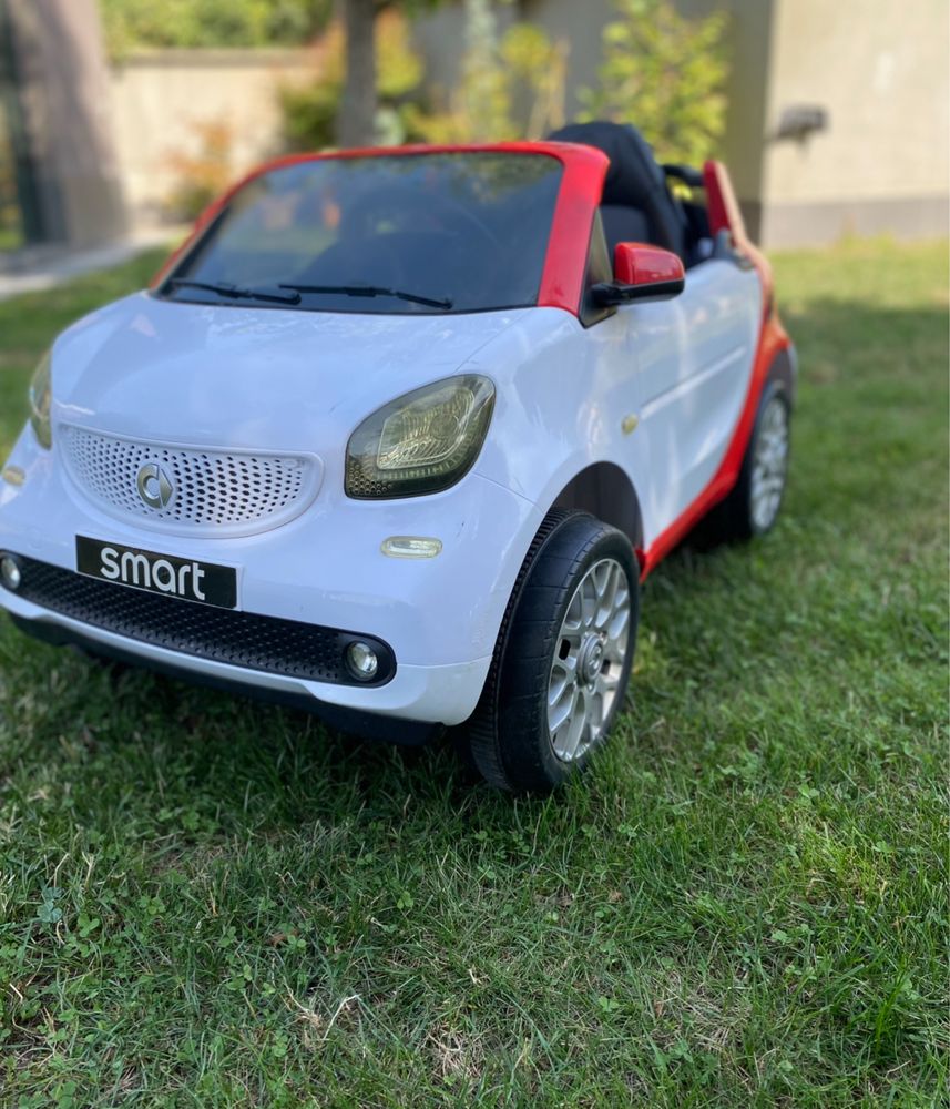 Детска акумулаторна кола Smart – с дистанционно, музика и светлини
