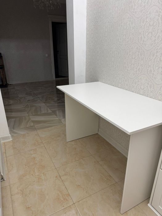 Продам стол белого цветв