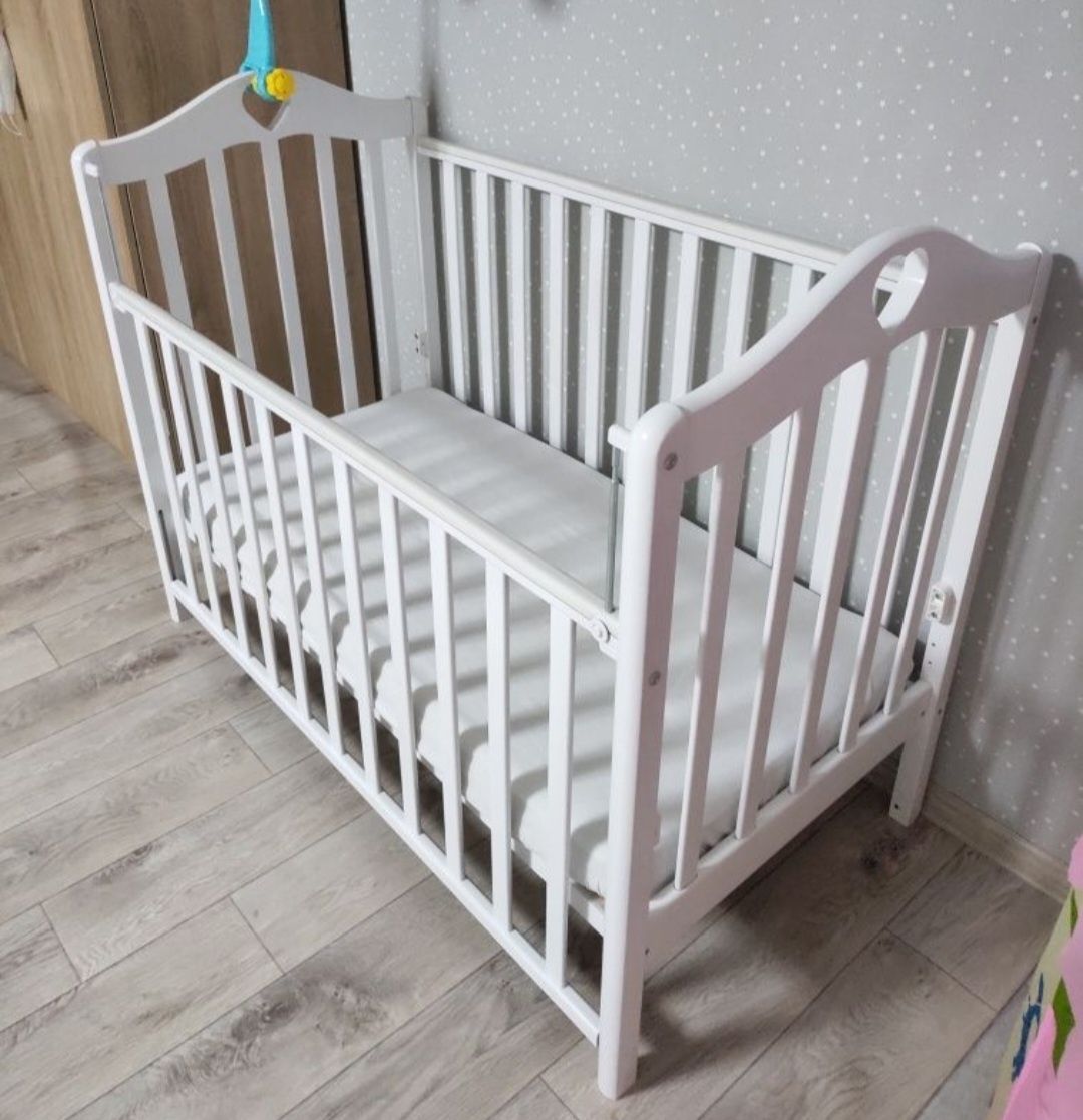 Продам кроватку детскую новая почти из берёзы, белая .Много функций.Ка