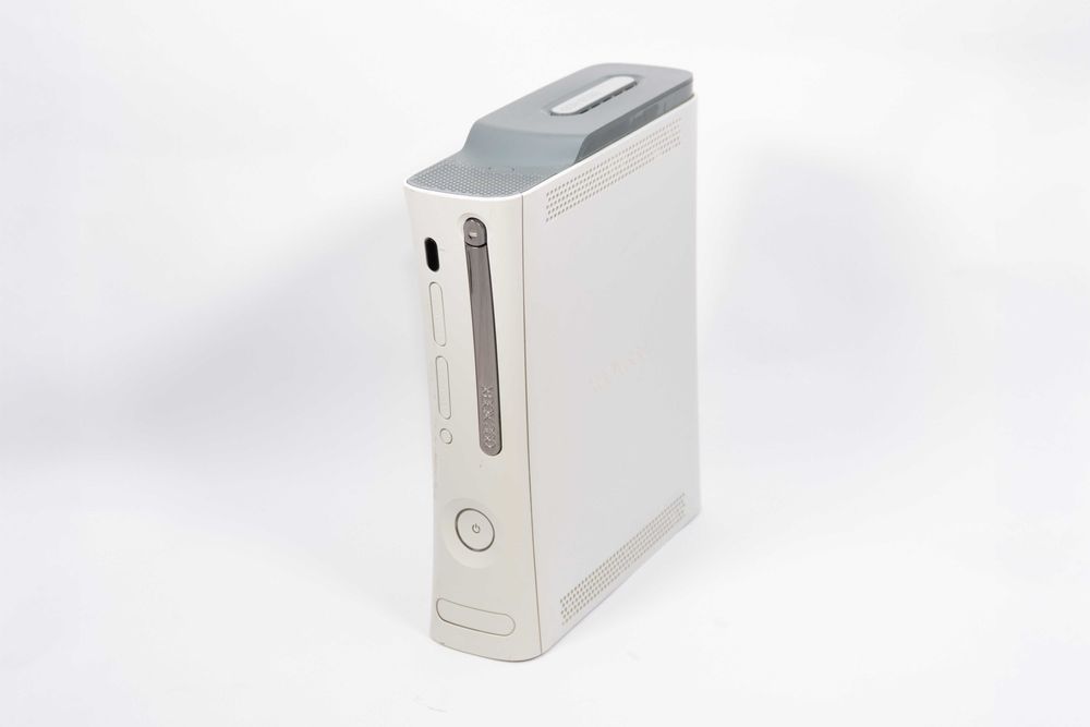 Xbox 360 fat, бял много добро състояние. Игри God of War и GTA 5