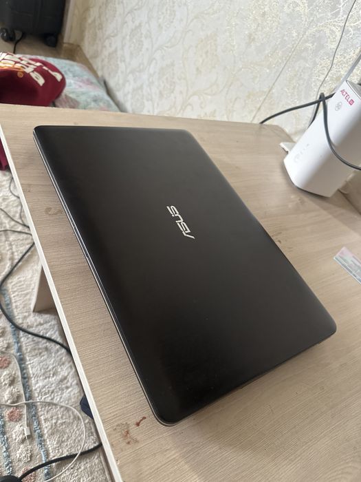 ноутбук жақсы күйде тұр