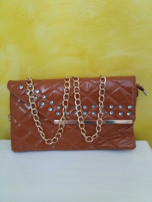 Gentuta dama din lac cu lanț