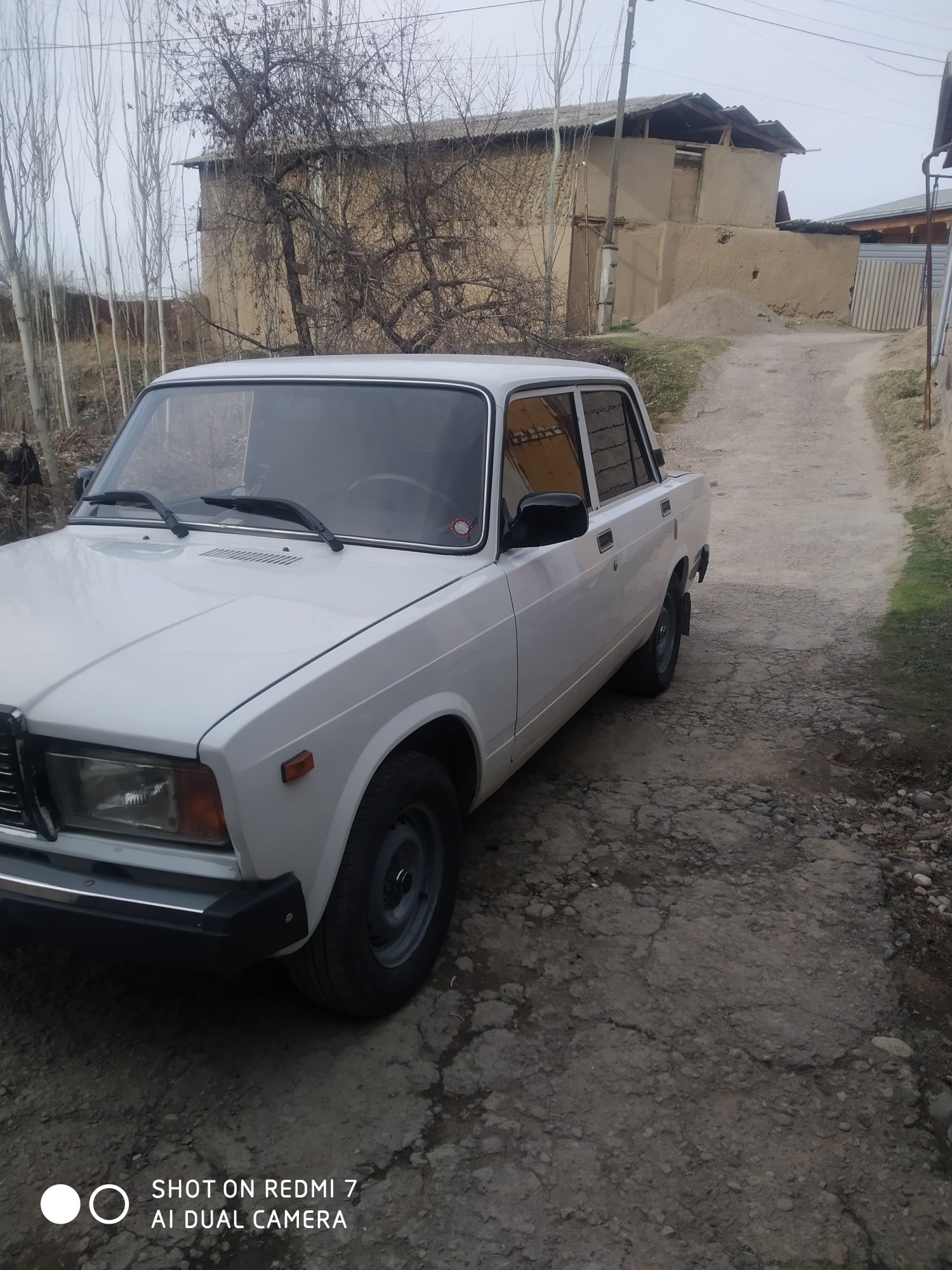 Vaz 2107 sotiladi 2700 $