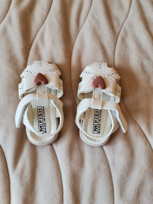 Бебешки сандали в бяло