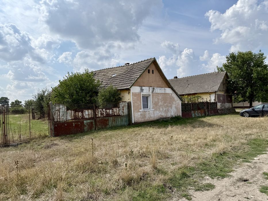 Teren intravilan 2294 mp cu două case în Cerna jud. Timis