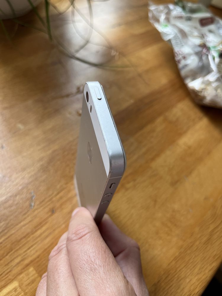 Iphone SE 64 GB сребрист
