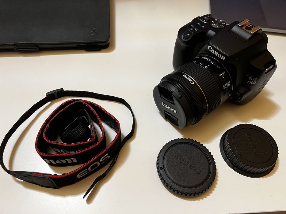 Canon EOS 250D + обектив Canon EF-S 18-55mm f/3.5-5.6 IS + чантичка