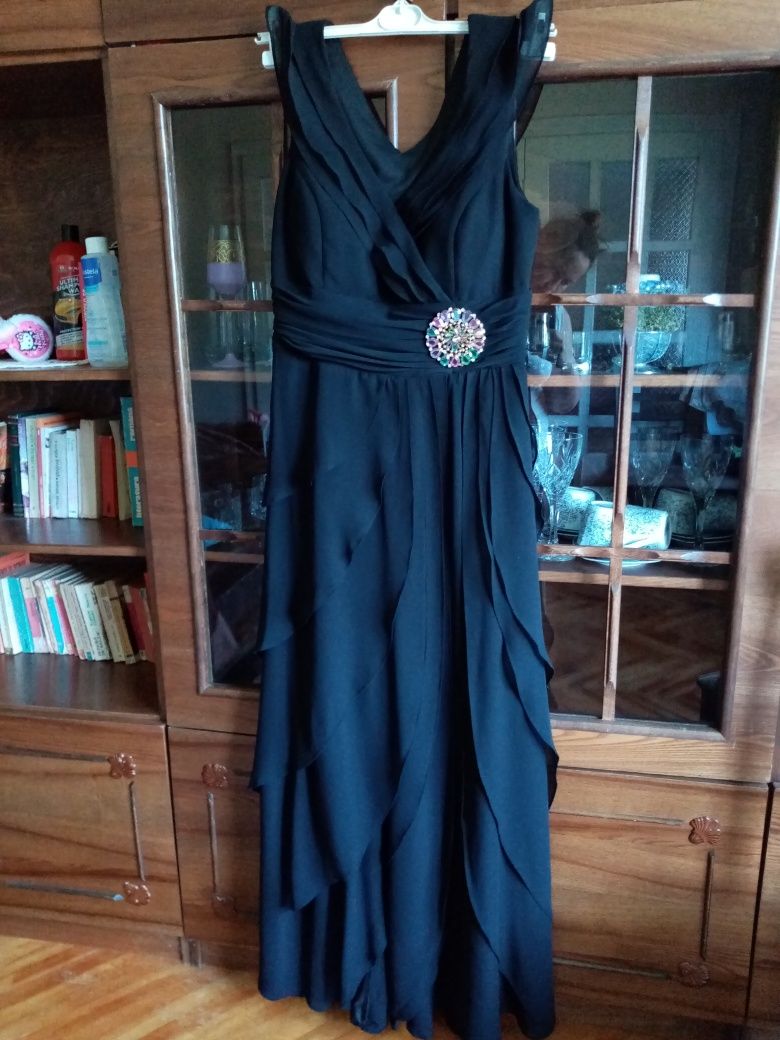 Vand rochie eleganta lunga neagra cu brosa marimea L sau 40
