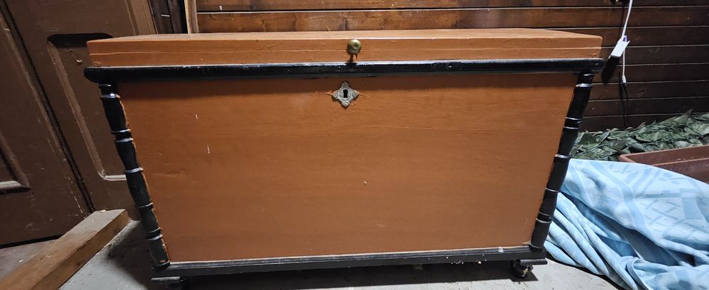 Отстъпка за сериозни купувачи.  Запазен старинен дървен скрин,