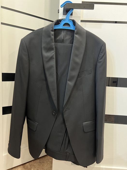 Костюм смокинг в отличном состоянии 10000