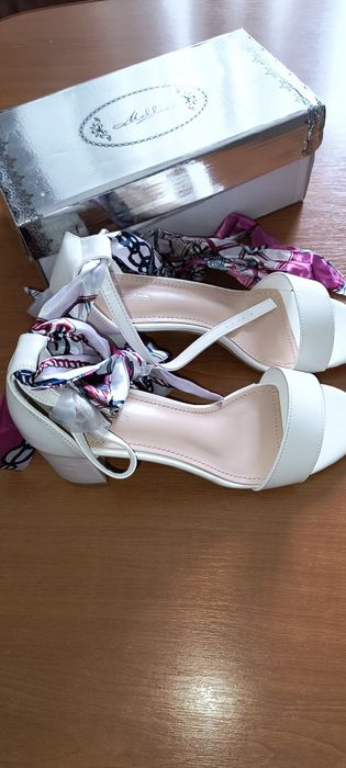Sandale albe, elegante, mărimea 40