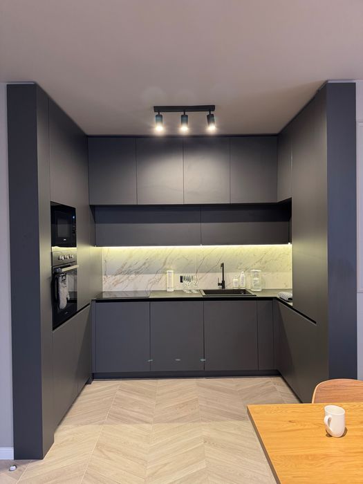 Напълно оборудвана кухня за вграждане с всички ел. уреди