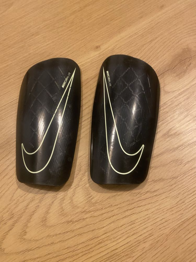 Aparatori fotbal nike mercurial!