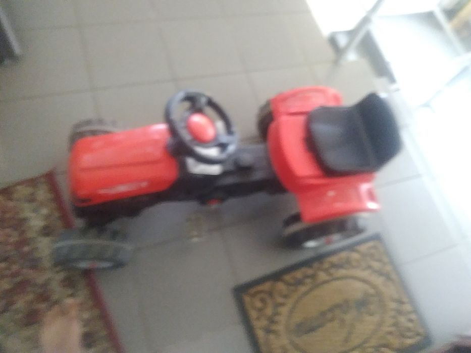 Vând tractoraș de copii mici