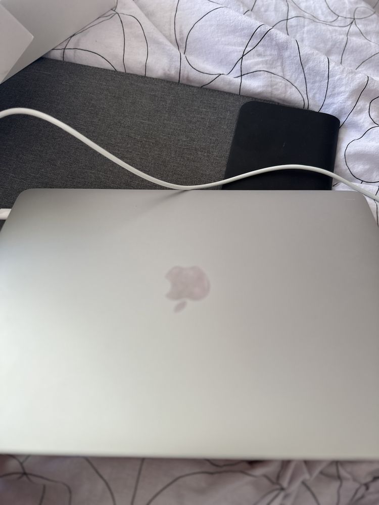 MacBook перфектно запазен