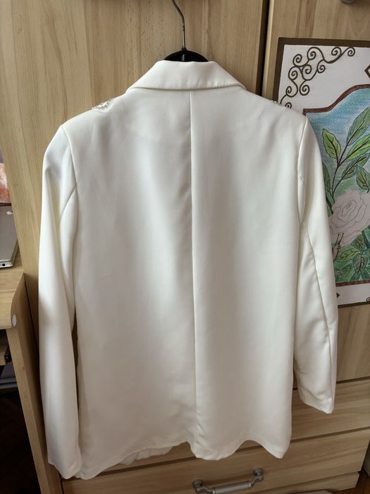 Дамски костюм в бяло с бродерия