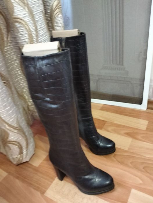 Продам новые сапоги итальянские натуральные звоните в ватсап