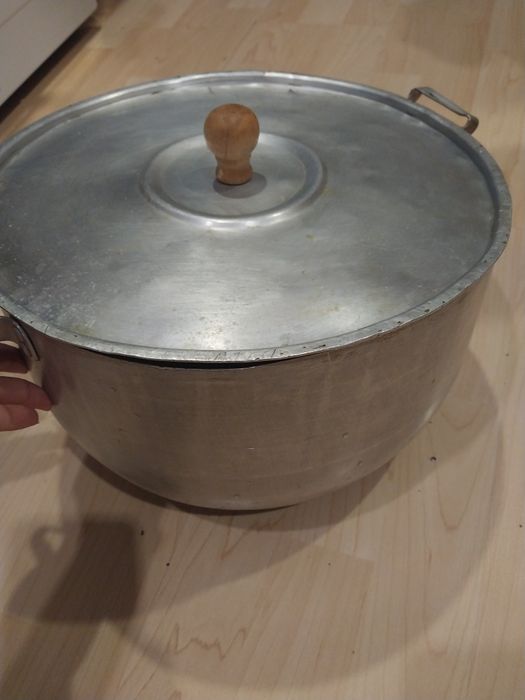 Продам кастрюлю.  В хорошем состоянии.  10 литр