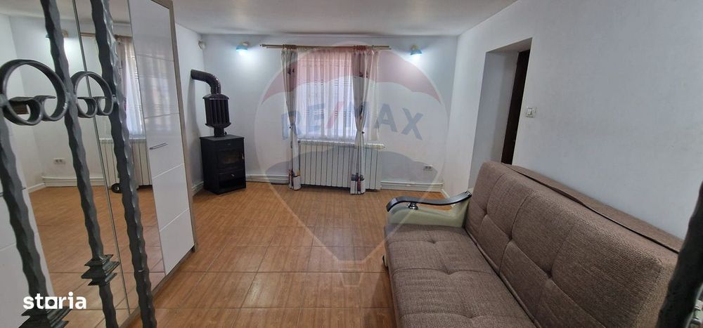 Casă / Vilă cu 4 camere de vânzare în zona Central Oras Buhuși