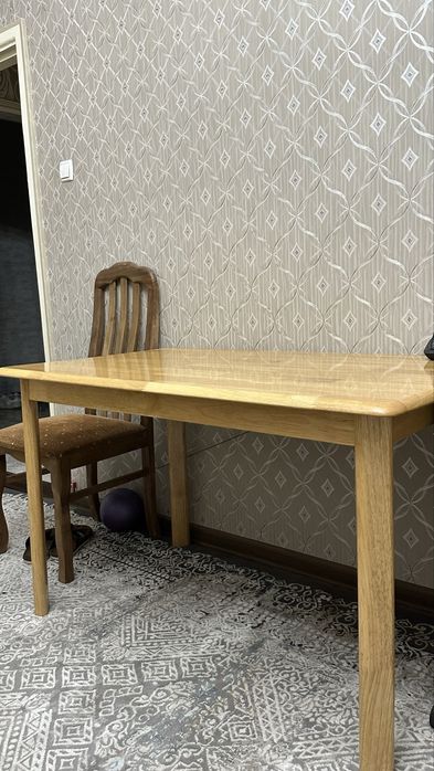 Стол из дерева в отличном состоянии. Стулья 6 шт, но это не комплект.