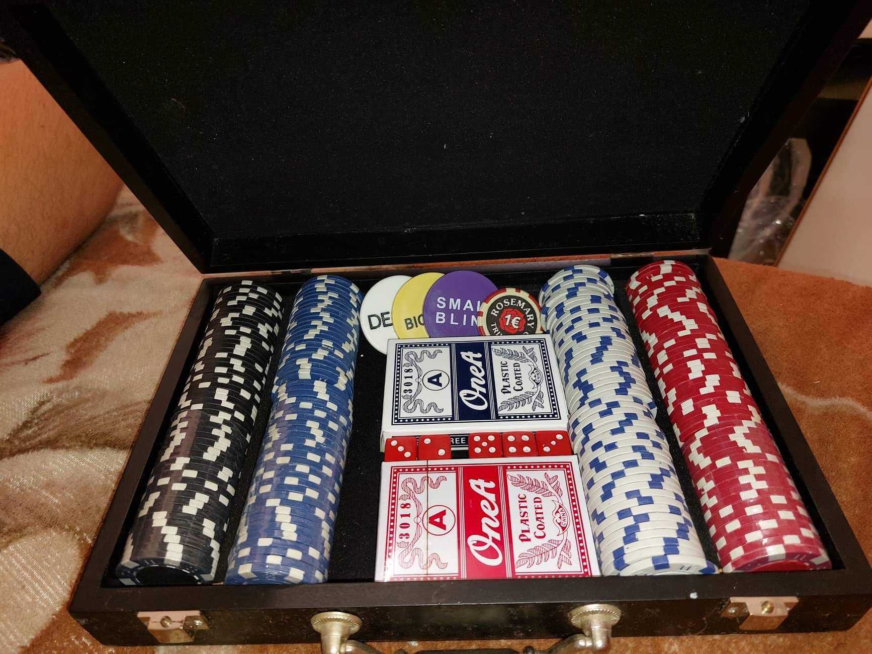 Vând trusă poker