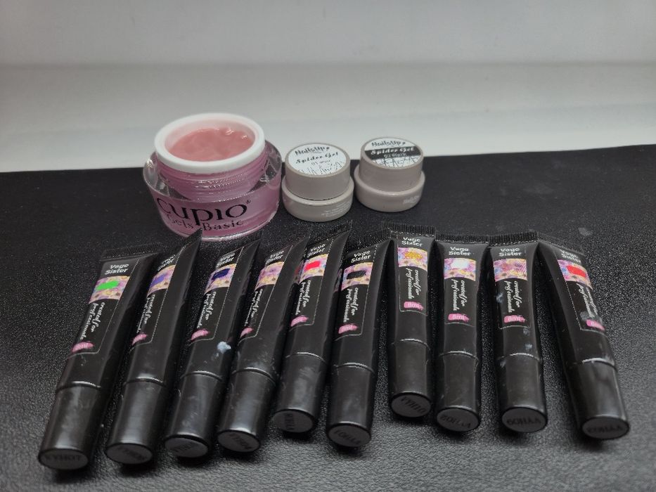 Vând produse manichiură