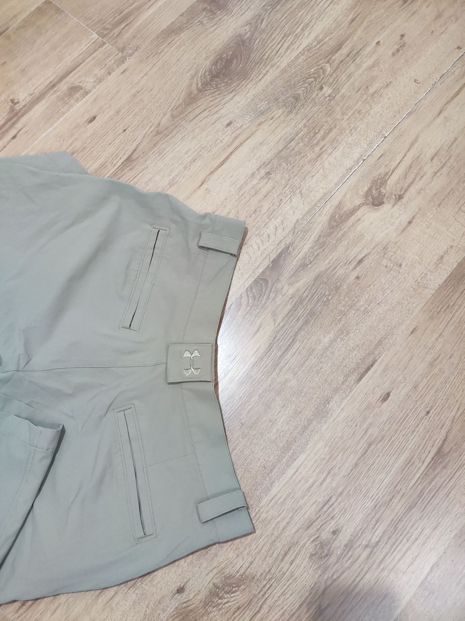 Pantaloni scurți Under Armour elastici mărimea 34